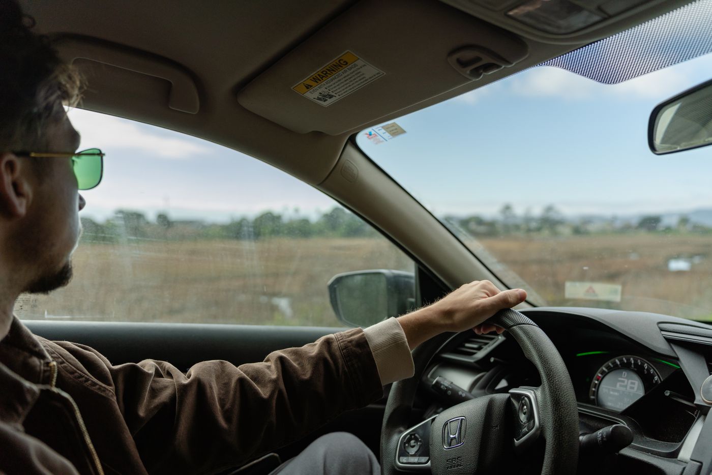 Homme attentif au volant d’une voiture